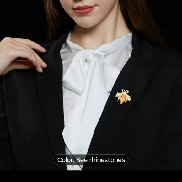 Beautiful Bee Rhinestone Pin - Picture 4 of 4